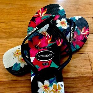 Dark floral Havaianas